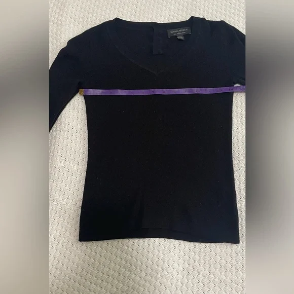 Banana Republic long sleeve v-neck black sweater - Picture 10 of 10